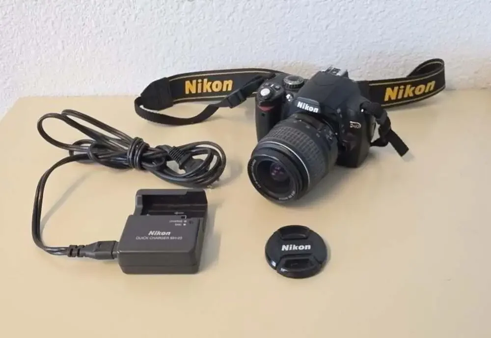 Nikon D40 6.1MP DSLR Camera with 18-55mm Lens and Battery Charger
